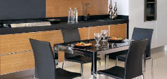 Mesa, sillas y taburetes